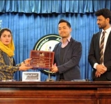 معروفه ذکی از آریانا نیوز «خبرنگار سال افغانستان» شد